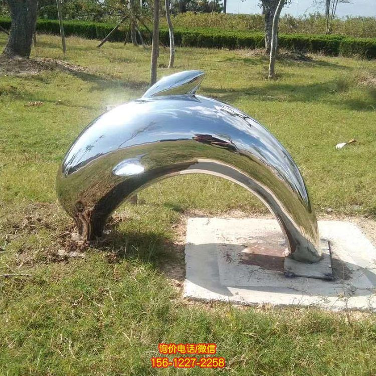 鏡面不銹鋼海豚，園林草坪躍出地面，鉆入地底的海豚