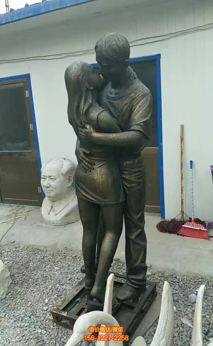 景區(qū)銅雕擁抱親吻的情侶銅雕 景區(qū)銅雕擁抱親吻的情侶銅雕