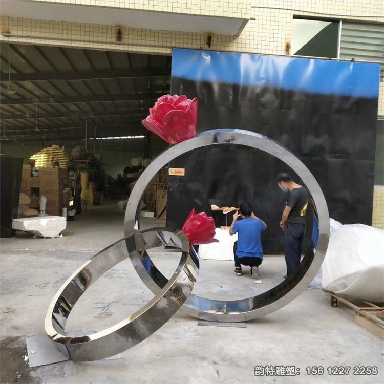 不銹鋼戒指雕塑 線條流暢，藝術(shù)感染力強