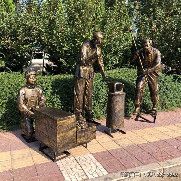 玻璃鋼打鐵匠雕塑，民俗打鐵人物雕塑制作廠家